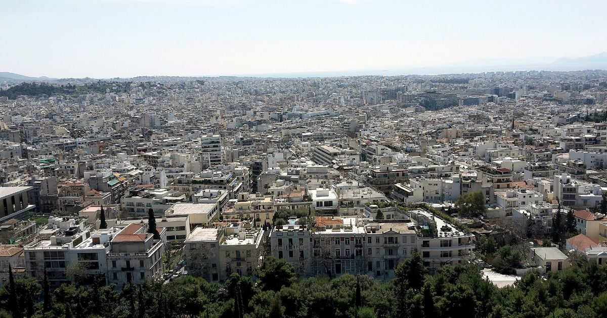 Πανοραμική θέα της Αθήνας με πολυκατοικίες και πράσινο