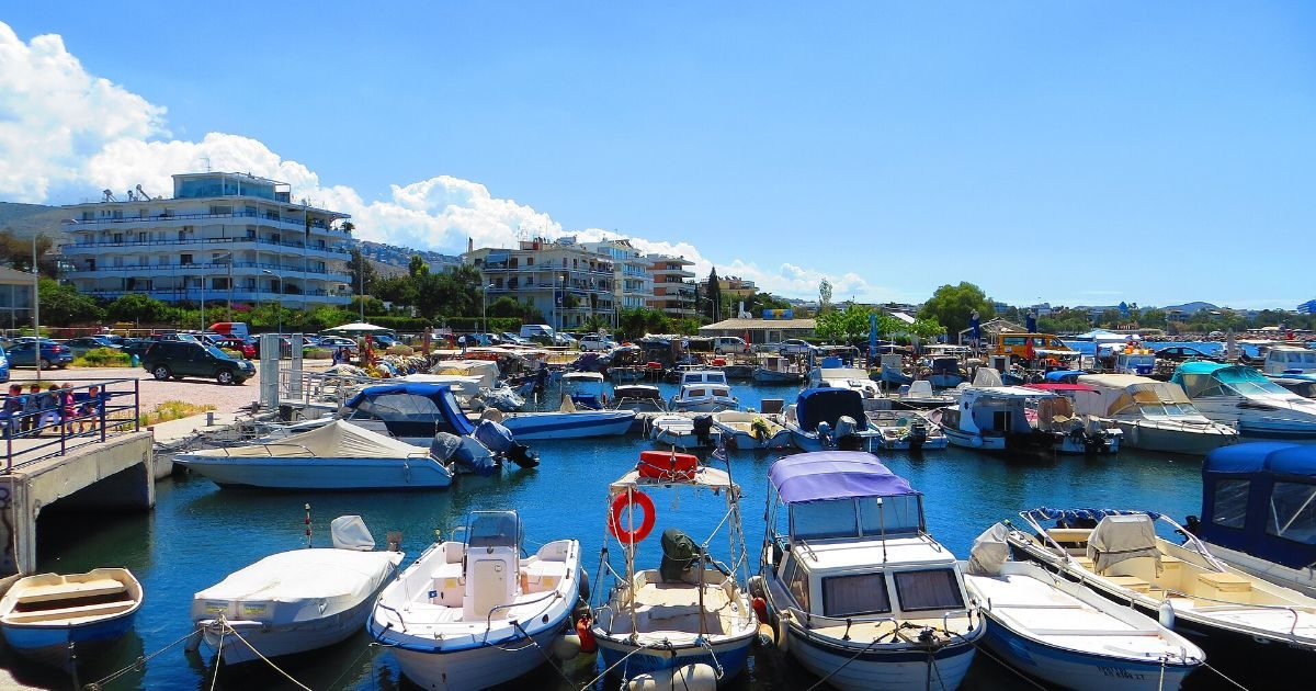 Μαρίνα Γλυφάδας με σκάφη και θέα στον Σαρωνικό