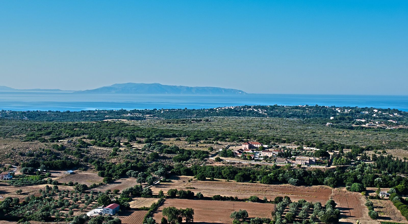 Χωράφια, ελαιώνες και διάσπαρτα σπίτια στην ύπαιθρο της Κεφαλονιάς