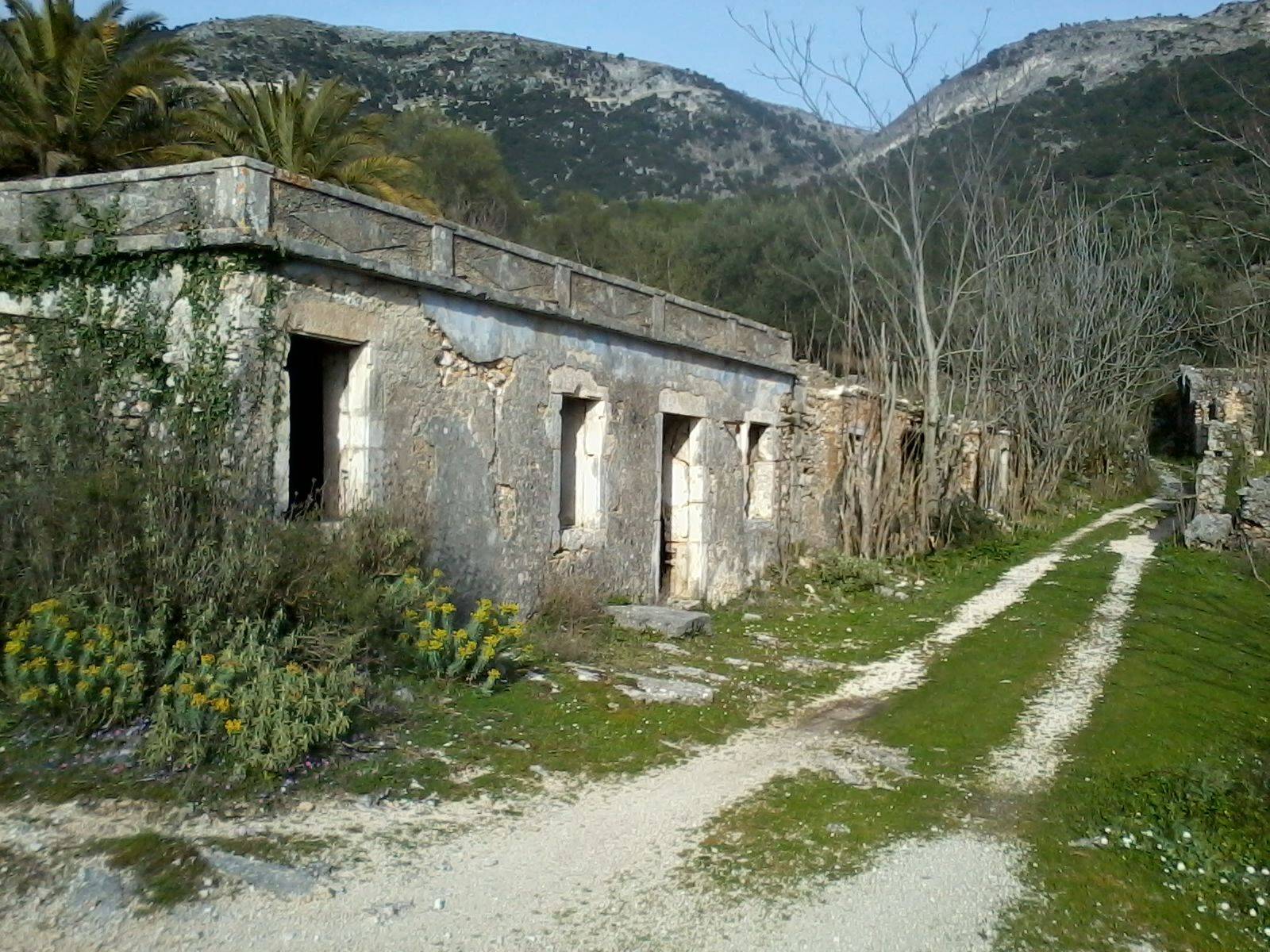 Πέτρινα ερείπια του παλιού χωριού Βαλσαμάτα στην Κεφαλονιά δίπλα σε χωματόδρομο